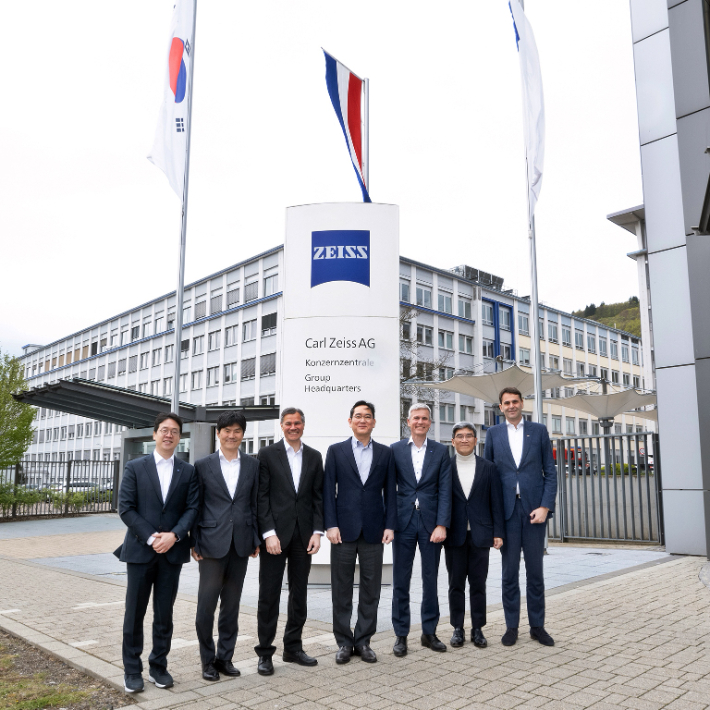 26일(현지시간) 독일 오버코헨 ZEISS 본사를 방문한 이재용 삼성전자 회장(가운데)이 칼 람프레히트 ZEISS그룹 CEO(왼쪽 세번째), 안드레아스 페허 ZEISS SMT CEO(오른쪽 세번째)와 기념 사진을 찍고 있다. 삼성전자 제공