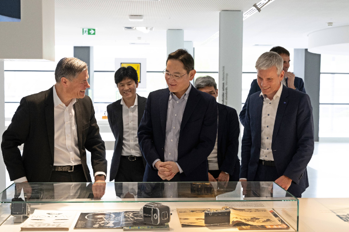 26일(현지시간) 독일 오버코헨 ZEISS 본사를 방문한 이재용 삼성전자 회장(가운데)이 칼 람프레히트 ZEISS그룹 CEO(오른쪽), 안드레아스 페허 ZEISS SMT CEO(오른쪽)과 함께 ZEISS 제품을 살펴보고 있다. 삼성전자 제공