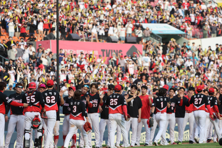 28일 서울 잠실야구장에서 열린 프로야구 LG와 KIA의 경기에서 승리한 KIA 선수들이 기뻐하고 있다. 연합뉴스