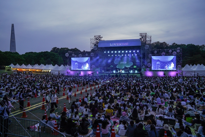 2024 러브썸 페스티벌 이틀째 공연이 열린 28일 88잔디마당 전경. 러브썸 페스티벌 제공