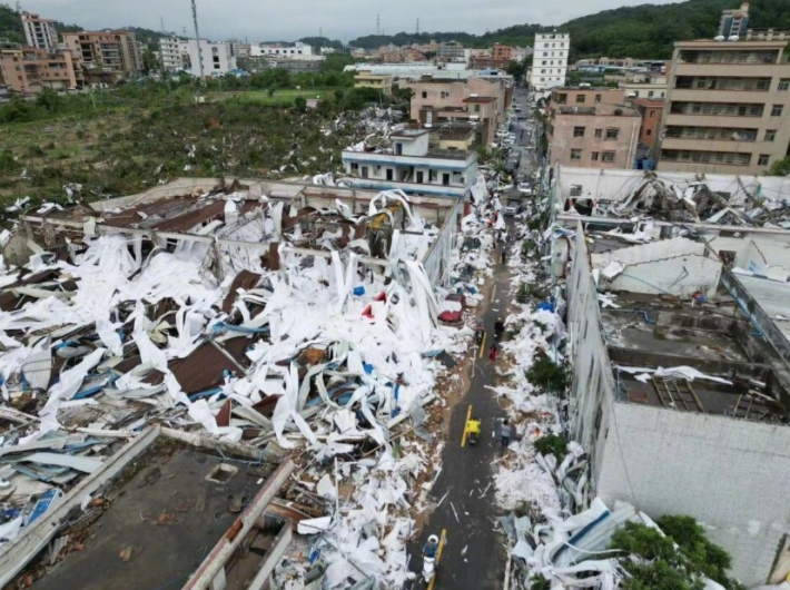 토네이도가 덮친 광저우 바이윈구. 웨이보 캡처