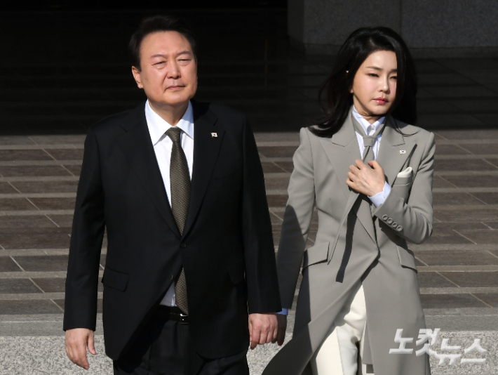 윤석열 대통령과 김건희 여사가 16일 오전 경기도 성남 서울공항에 도착, 공군1호기로 향하고 있다.  윤 대통령은 도쿄에서 기시다 총리와 한일정상회담을 갖는다. 지난해 9월 미국 뉴욕에서의 만남에 이어 취임 후 두 번째 양자 회담이다. 한일 공동 성명은 없지만 양국 정상은 공동기자회견을 통해 차례로 회담 결과를 발표할 예정이다. 성남=황진환 기자