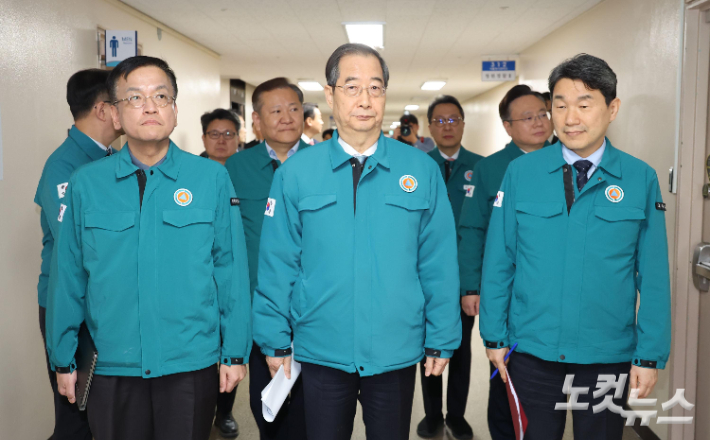 한덕수 국무총리와 이주호 부총리 겸 교육부 장관 등이 20일 정부서울청사에서 의료개혁 관련 대국민 담화 발표 및 의대정원 증원 기자회견을 하기 위해 합동브리핑실로 향하고 있다. 박종민 기자