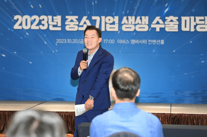 이재준 수원시장이 지난해 10월 열린 '2023년 중소기업 생생 수출마당'에서 수원시의 중소기업 지원 시책을 설명하고 있다. 수원특례시 제공