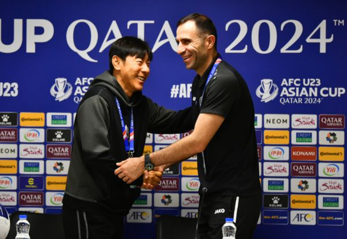 인도네시아 신태용 감독(왼쪽)과 우즈베키스탄 감독. AFC 홈페이지