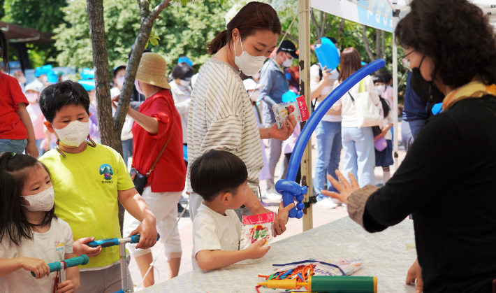 어린이날 풍선만들기 모습. 경북문화관광공사 제공
