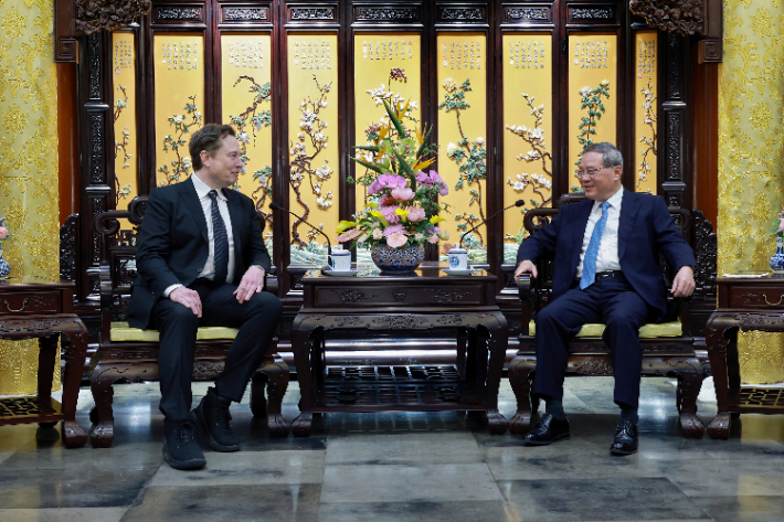 중국을 방문한 일론 머스크 테슬라 최고경영자(CEO)가 28일 베이징에서 리창 중국 총리와 만나 대화하고 있다. 연합뉴스