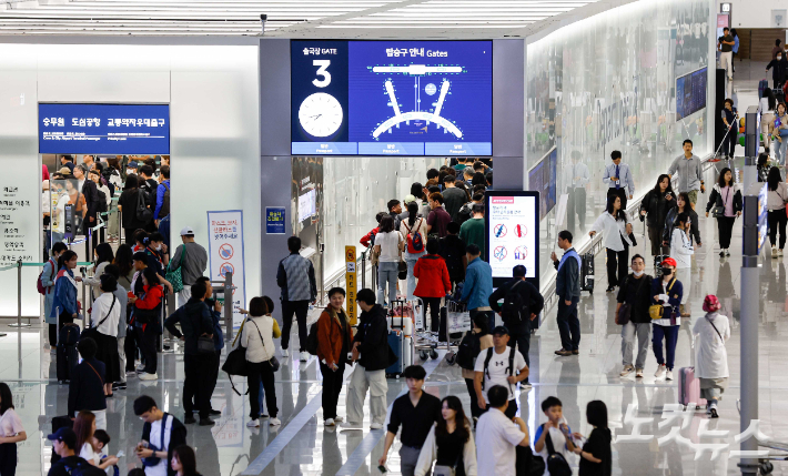 인천국제공항 제1여객터미널을 찾은 여행객들로 붐비고 있다. 인천공항=박종민 기자