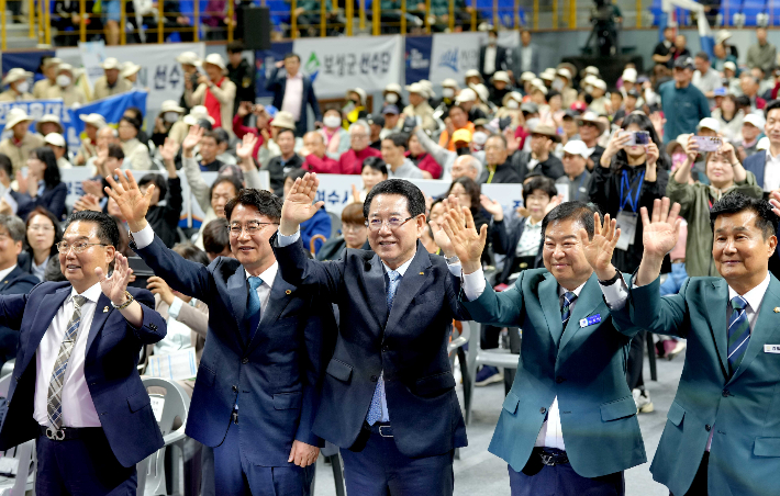 김영록 전라남도지사(가운데)가 29일 오후 영광스포티움 국민체육센터에서 열린 제32회 전라남도 장애인체육대회 개회식에서 입장하는 선수단을 환영하고 있다. 전라남도 제공 