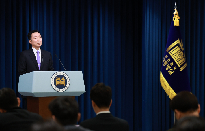 이도운 대통령실 홍보수석이 29일 서울 용산 대통령실 청사에서 이날 열린 윤석열 대통령과 더불어민주당 이재명 대표의 영수회담 관련 브리핑을 하고 있다. 연합뉴스