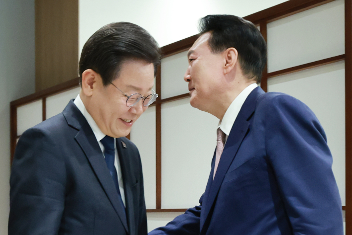 민생지원금, 이태원 특별법 등 이견만 확인한 尹-李 회담