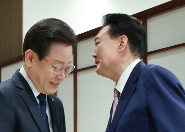 尹-李회담…의료개혁 등 "소통·협치 첫 걸음", 민생회복지원금은 '평행선'