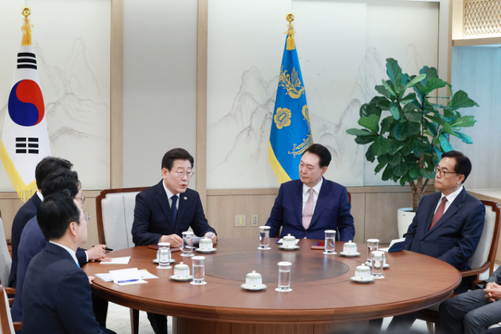 이재명 민주당 대표, 윤석열 대통령과 영수회담에서 발언     (서울=연합뉴스) 홍해인 기자 = 더불어민주당 이재명 대표가 29일 서울 용산 대통령실 집무실에서 열린 윤석열 대통령과의 영수회담에서 발언하고 있다. 2024.4.29     hihong@yna.co.kr (끝)   연합뉴스