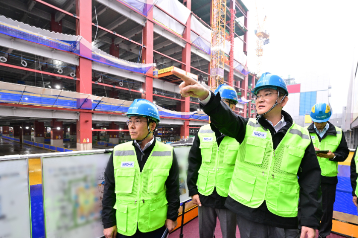 2023년 10월 19일 삼성전자 기흥캠퍼스를 찾은 이재용 회장(왼쪽 첫번째)이 차세대 반도체 R&D 단지 건설 현장을 점검하고 있다. 삼성전자