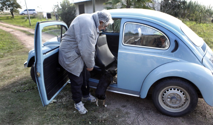 2013년 5월 16일(현지시간) 자신의 승용차에서 내리는 무히카 전 대통령. 연합뉴스