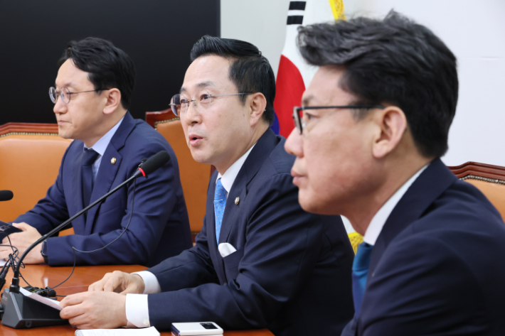 더불어민주당 박성준 수석대변인이 29일 국회 당 대표회의실에서 영수회담 결과에 대해 브리핑하고 있다. 연합뉴스