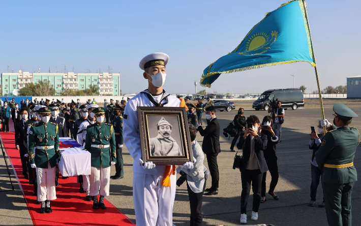 2021년 홍범도 장군 유해가 한국으로 봉환되기 위해 카자흐스탄 크즐오르다 공항에서 국군의장대에 의해 특별수송기(KC-330)에 모셔지고 있다. 국가보훈처 제공