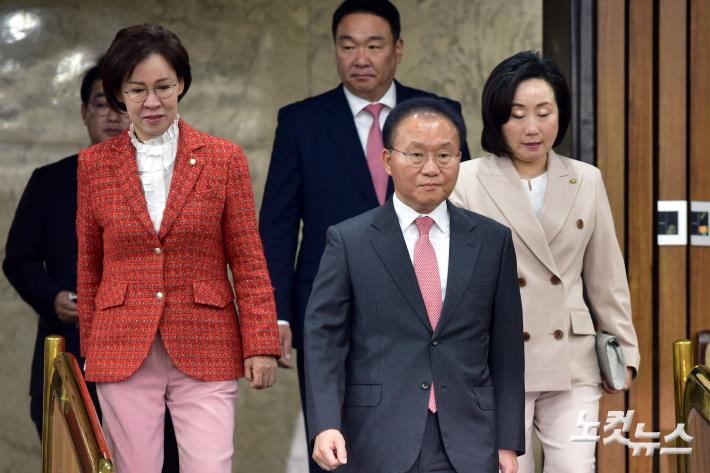 원내대책회의 참석하는 윤재옥