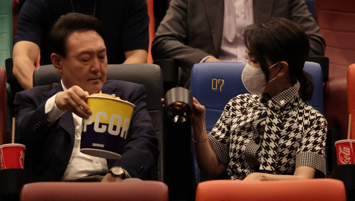 윤석열 대통령 내외가 2022년 6월 12일 오후 서울 시내 한 영화관에서 팝콘을 먹으며 영화 '브로커'를 관람하고 있다. 대통령실 제공