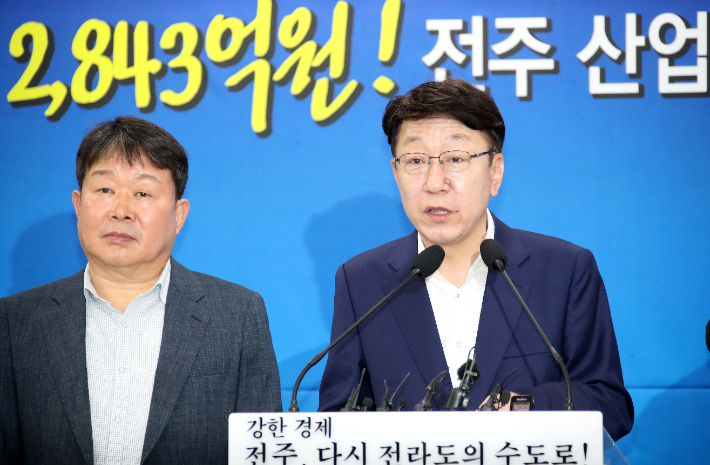 우범기 전주시장이 30일 기자회견을 열고 노후거점산단 경쟁력강화사업지구 후보지 선정과 관련해 사업 계획을 설명하고 있다. 전주시 제공