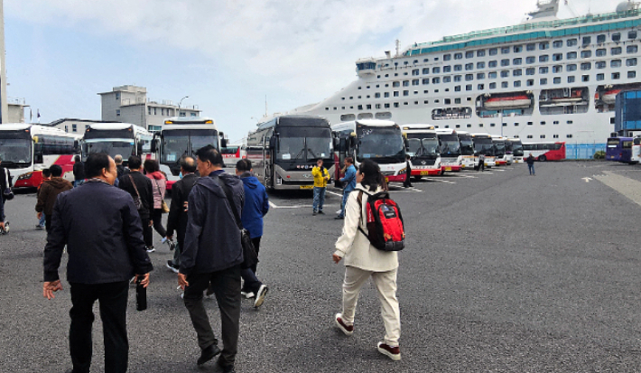 전세 관광버스로 향하는 중국인 관광객들. 고상현 기자