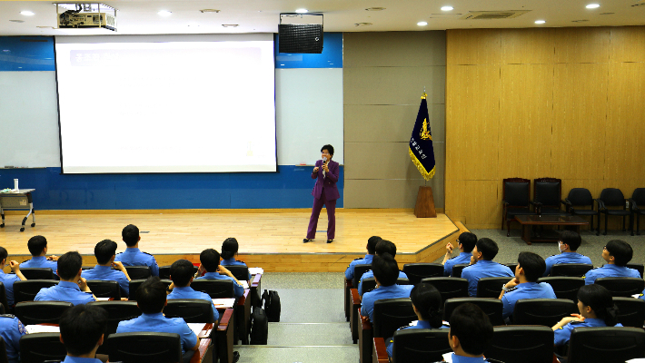 1호 여성 해경서장 박경순 전 총경이 해경교육원에서 신입 해경 교육생들을 대상으로 특강을 진행하고 있다. 해경교육원 제공