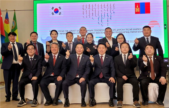 우호협력 증진을 위해 30일 몽골 튜브도의회를 방문한 강원도의회 대표단. 강원도의회 제공 