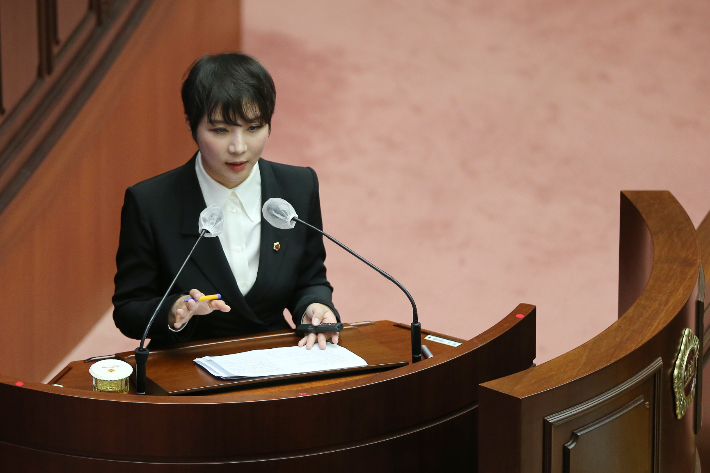 부산시의회 제320회 임시회 제2차 본회의에서 시정질문하는 서지연 의원. 부산시의회 제공