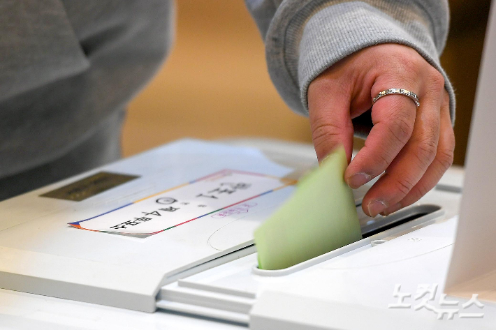 제22대 국회의원 선거가 치러진 지난 10일 한 투표소에서 유권자들이 소중한 한 표를 행사하고 있다. 박종민 기자