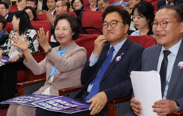 더불어민주당 추미애 당선인과 우원식 의원 등이 29일 국회에서 열린 더민주전국혁신회의 총선 평가 및 조직 전망 논의 간담회에 참석하고 있다. 연합뉴스