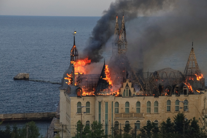 불타는 '해리포터 성'…"러시아, 오데사에 집속탄 공격"