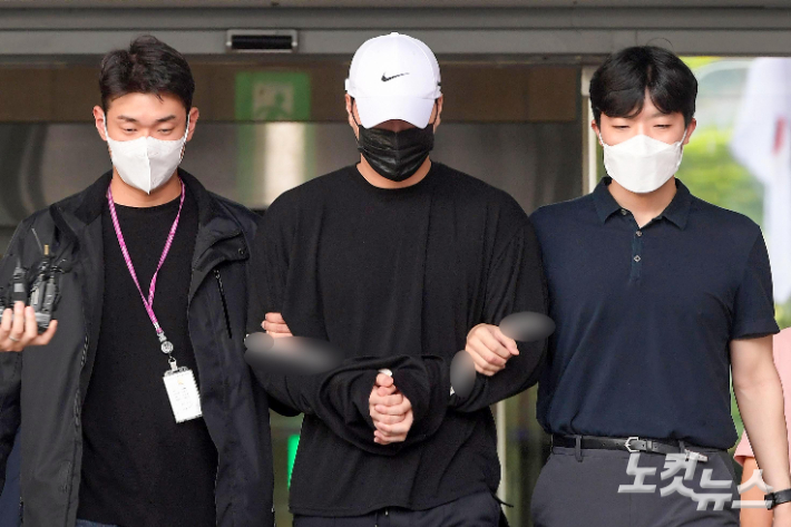 약물을 복용한 채 운전하다가 사고를 내 행인을 다치게 한 혐의를 받는 신모씨가 지난해 8월 18일 서울 강남경찰서에서 검찰로 송치되고 있다. 박종민 기자