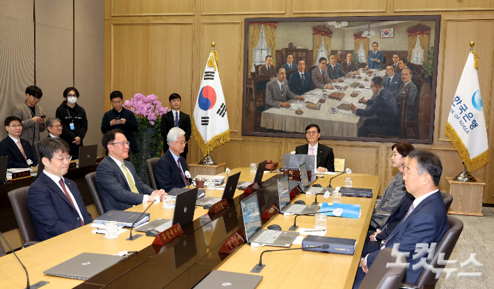 이창용 한국은행 총재가 12일 서울 중구 한국은행에서 열린 금융통화위원회를 주재하고 있다. 사진공동취재단