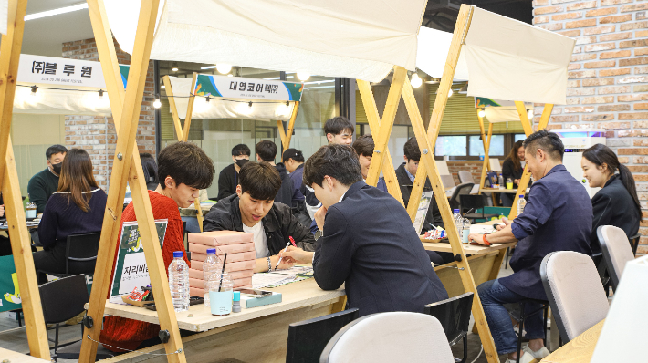 대구대 창파도서관에서 열린 취업박람회에서 학생들이 상담에 참여중이다. 대구대 제공 