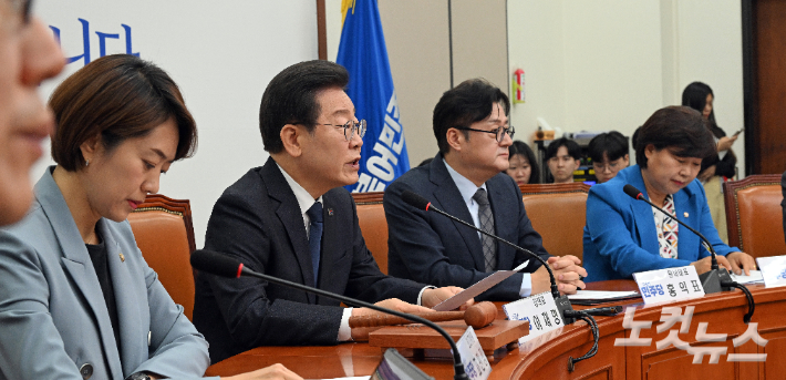 더불어민주당 이재명 대표가 29일 서울 여의도 국회에서 열린 최고위원회의에서 모두발언을 하고 있다. 윤창원 기자