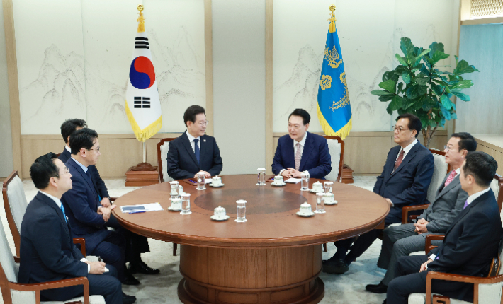 윤석열 대통령과 더불어민주당 이재명 대표가 29일 서울 용산 대통령실 집무실에서 영수회담을 하고 있다. 연합뉴스