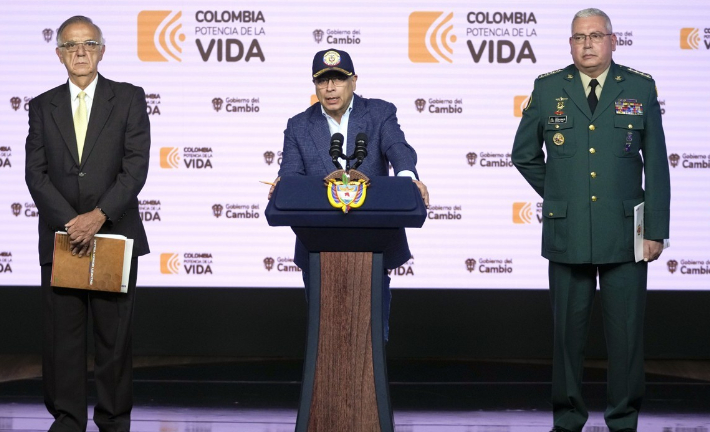 구스타보 페트로 콜롬비아 대통령(가운데)이 30일(현지시간) 보고타에 있는 대통령 집무실에서 기자회견을 하고 있다. 연합뉴스