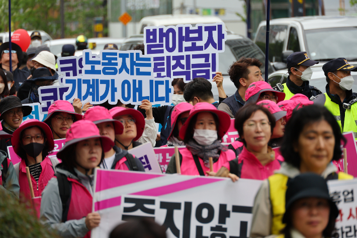 노동자대회 참가자들이 행진하고 있다. 연합뉴스