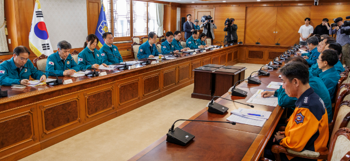 한덕수 국무총리가 1일 오후 정부서울청사에서 열린 의사 집단행동 대응 중앙재난안전대책본부 회의에 참석해 전공의와 최근 휴진을 결의한 주요 병원 전문의들의 현업 복귀를 촉구하는 발언을 하고 있다. 연합뉴스