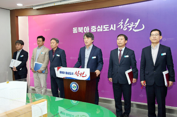 창원시 안제문 도시정책국장이 올해 처음 시행되는 '빛나는 청춘! 대박 간판 달아주기 사업'에 대해 브리핑을 하고 있다. 창원시 제공