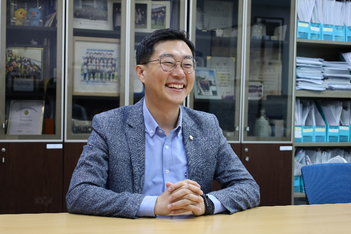 민주당 장경태 최고위원이 30일 국회 의원회관에서 인터뷰하고 있다. 장경태 의원실 제공