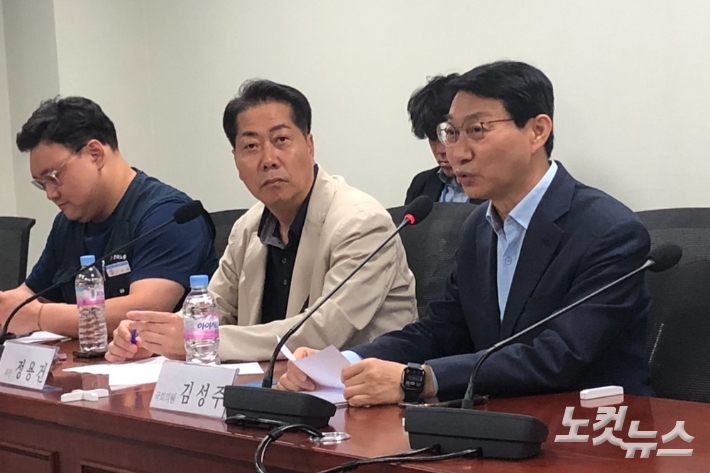 국회 연금개혁특별위원회의 야당 간사인 더불어민주당 김성주 의원(우측)이 1일 국회 기자간담회에서 발언하고 있다. 이은지 기자 