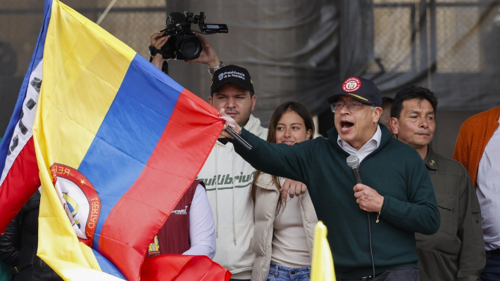 구스타보 페트로 콜롬비아 대통령이 1일(현지시간) 보고타에서 열린 노동자의 날 행사에서 연설 도중 국기를 흔들고 있다. 연합뉴스