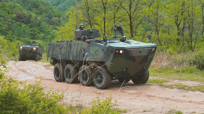 STX가 페루 육군 조병창에 공급할 예정인 현대로템의 차륜형장갑차 'K808'. STX 제공