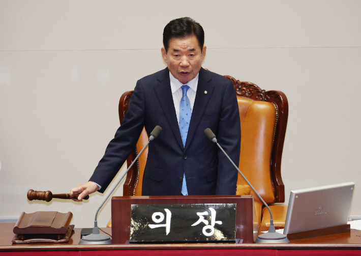 김진표 국회의장이 2일 국회에서 열린 본회의에서 개의 선언을 하고 있다. 연합뉴스