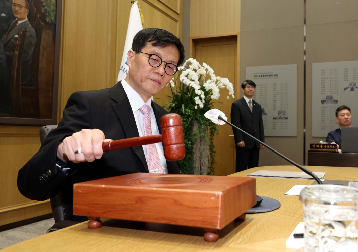 의사봉 두드리는 이창용 한국은행 총재. 연합뉴스