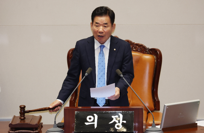 김진표 국회의장이 2일 국회에서 열린 본회의에서 의사봉을 두드리고 있다. 연합뉴스