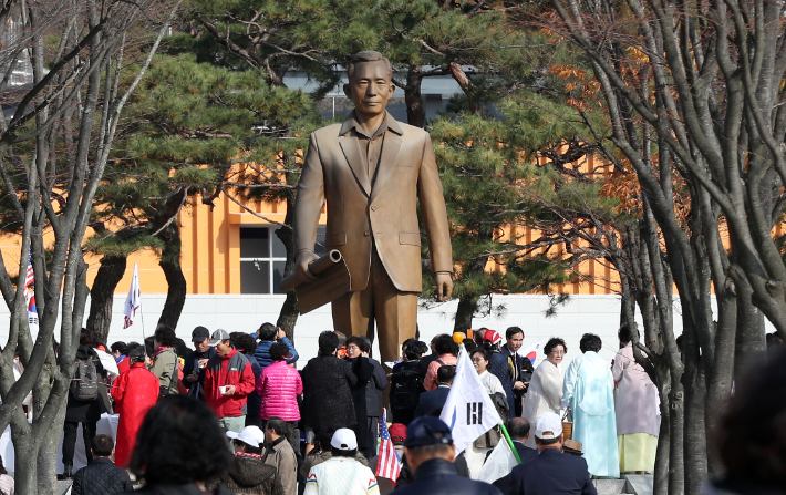 구미 박정희 전 대통령 동상. 연합뉴스