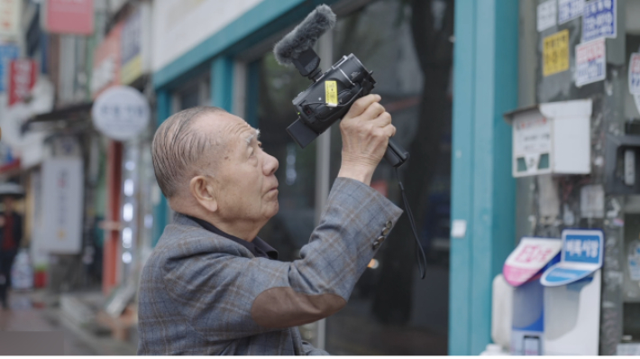 김동호 전 부산국제영화제 집행위원장의 삶을 재조명한 다큐멘터리 '영화 청년, 동호' 스틸컷. 국제신문 제공 