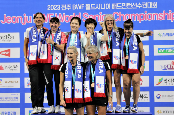 2023년 9월 17일 '2023 세계배드민턴연맹(BWF) 세계시니어선수권대회' 여자 복식 결승에서 정상에 오른 정소영(오른쪽 세 번째부터), 정길순이 시상식에서 환하게 웃고 있다. 대한배드민턴협회 제공